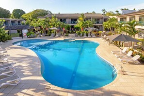 2 piscines extérieures, accès possible de 8 h à 20 h, parasols