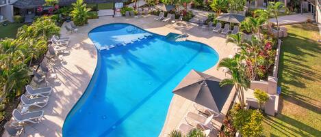 2 utomhuspooler, öppet 08.00 till 20.00, parasoller och solstolar