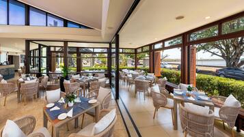 Breakfast, lunch, dinner served; international cuisine, ocean views