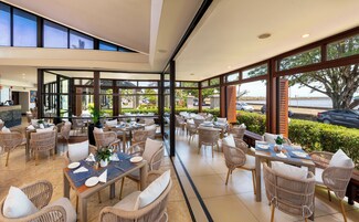 供应早餐、午餐和晚餐，国际美食，海景