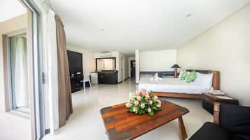 Suite | In-room safe, desk, blackout drapes, iron/ironing board