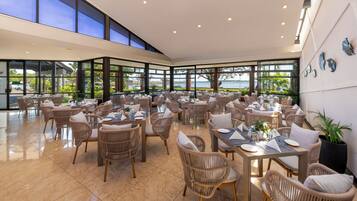 بوفيه فطور يوميًا بتكلفة قدرها (35 FJD للشخص)