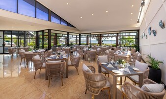 每日供应自助式早餐（每人 FJD 35）