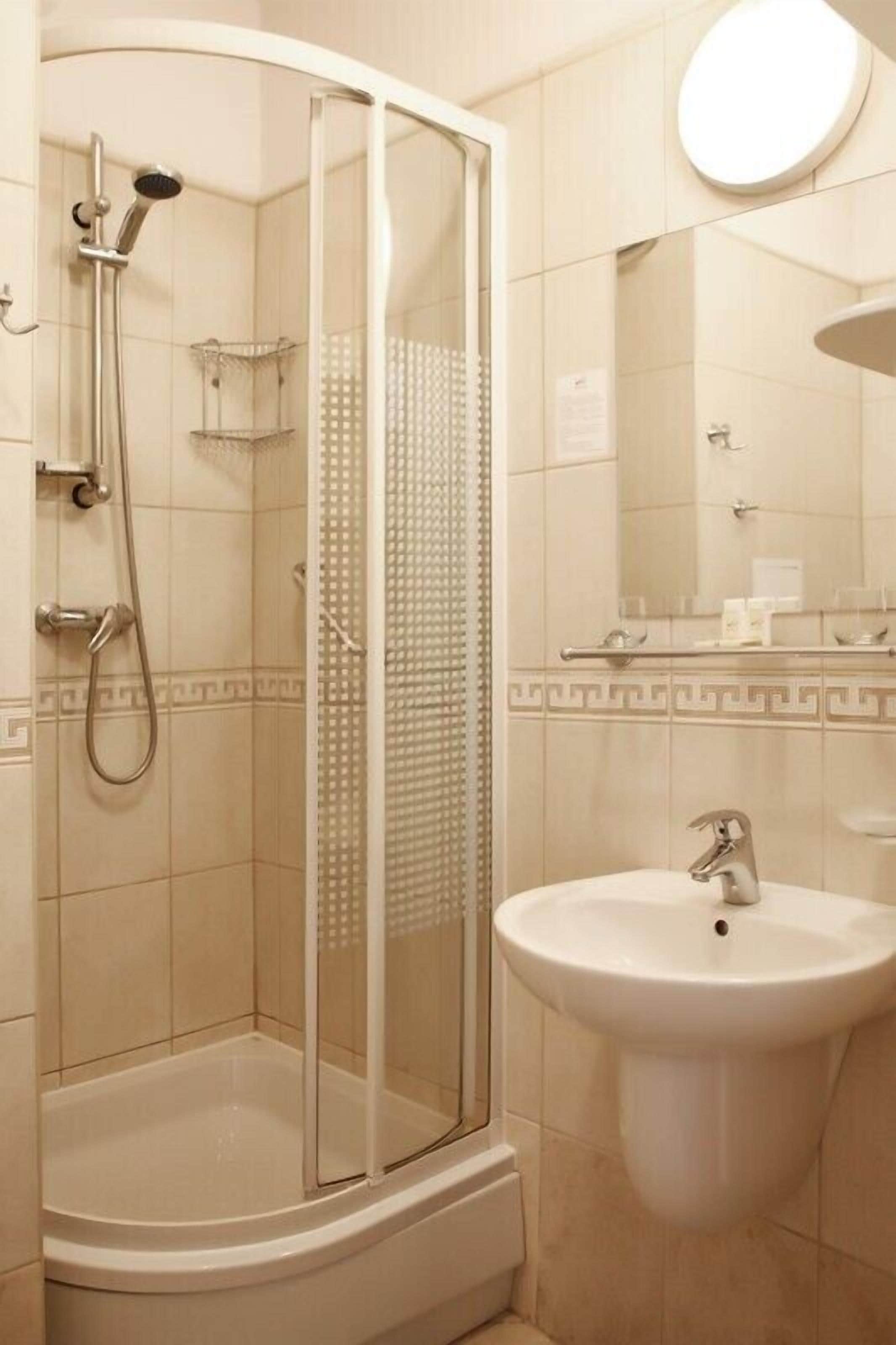 standard single room | bathroom | shower, free toiletries, hair dryer, towels