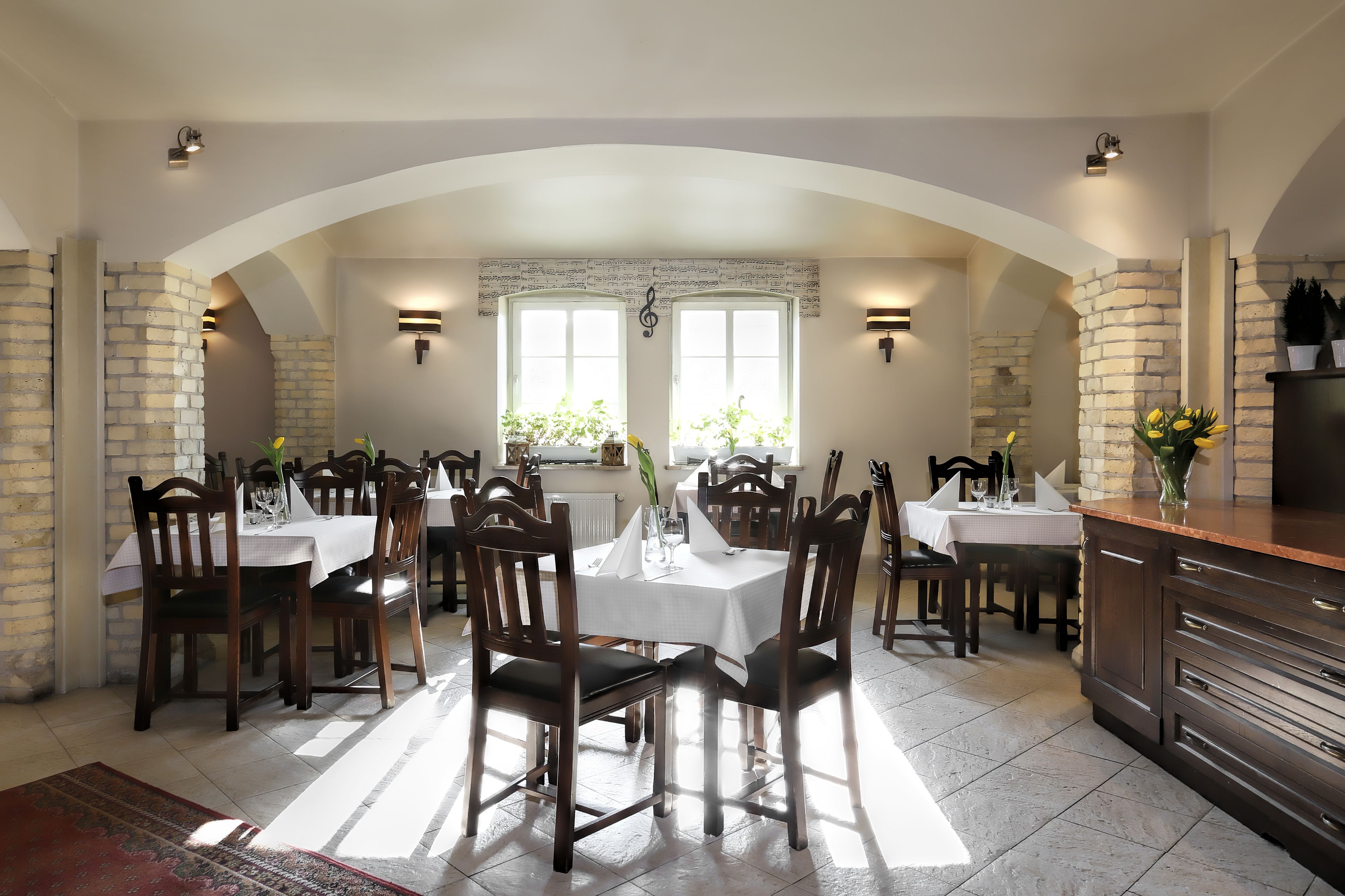 breakfast, lunch and dinner served