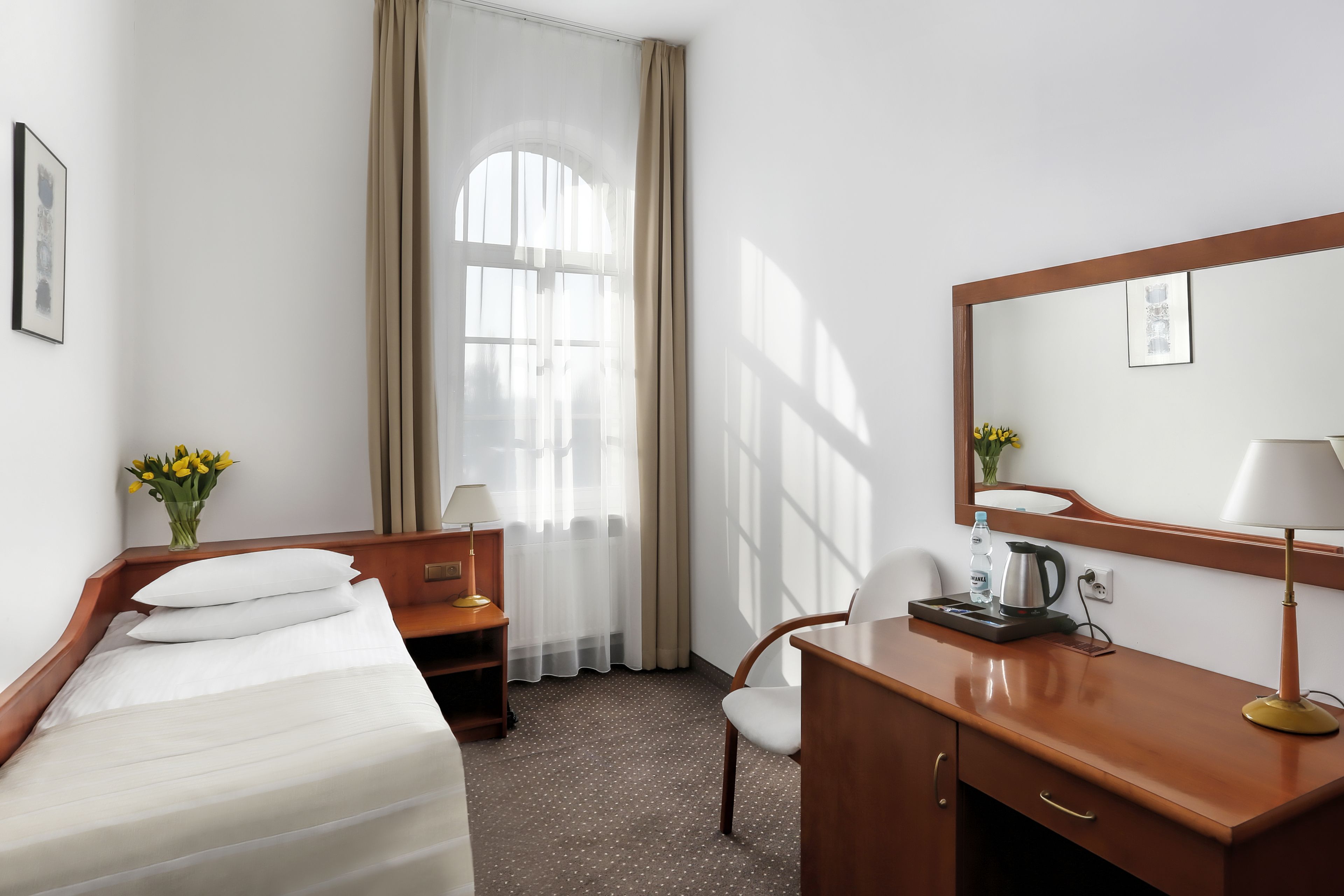 standard single room | hypo-allergenic bedding, desk, rollaway beds, free wifi