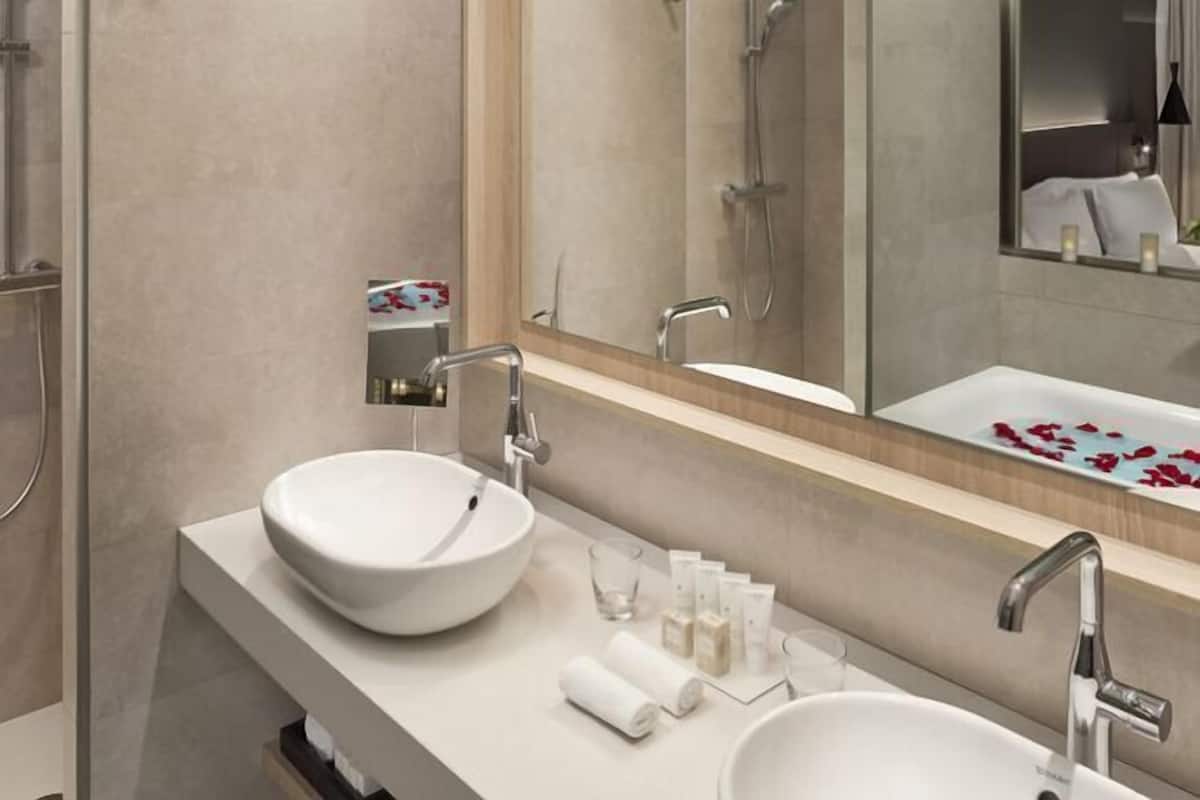 Bathroom | Eco-friendly toiletries, hair dryer, towels