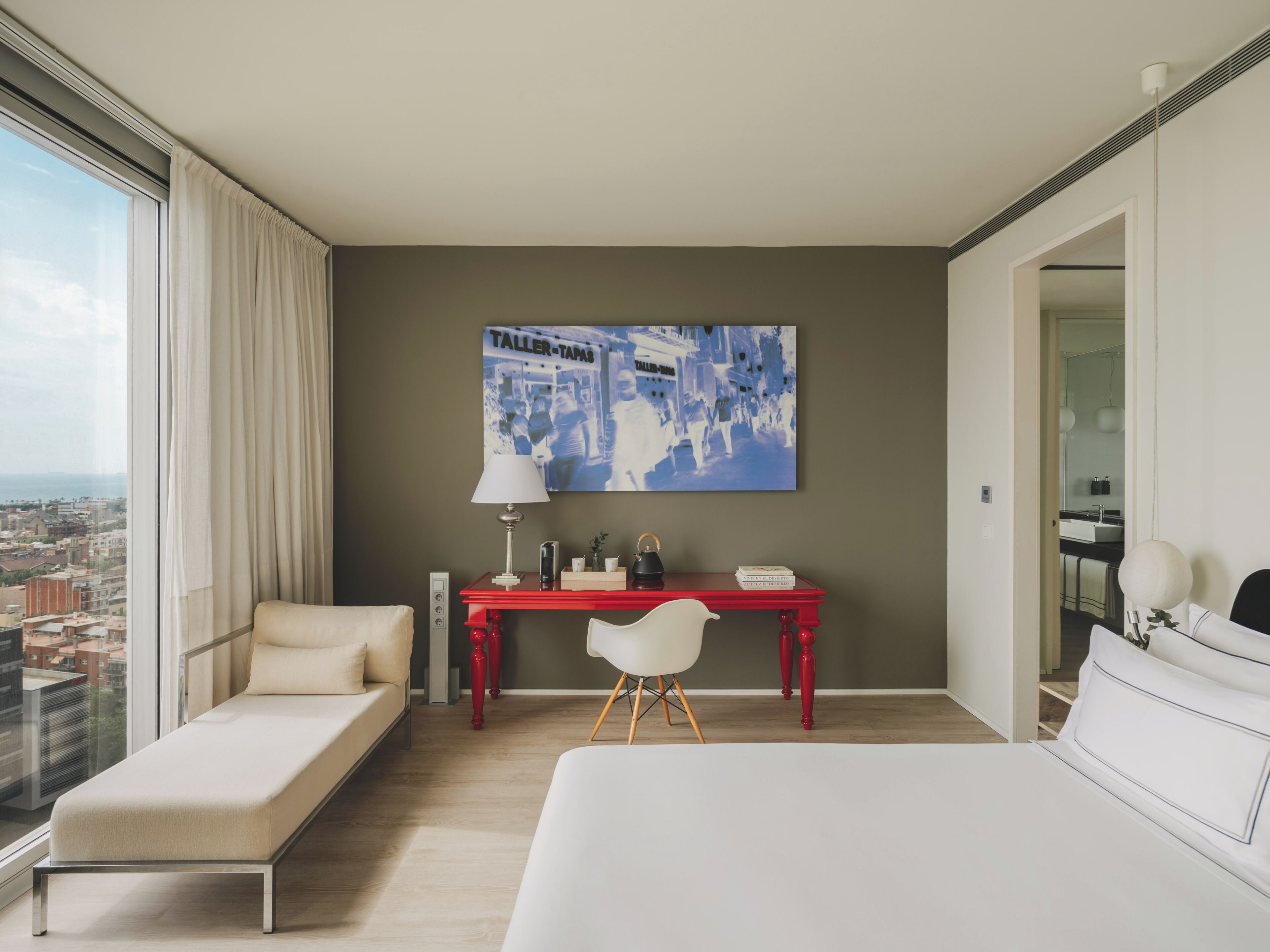 Ropa de cama de alta calidad, colchones con pillow-top y minibar 