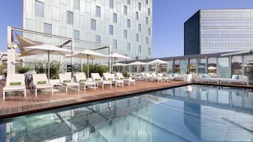 Sæsonbestemt udendørs pool, åben fra kl. 09.00 til kl. 20.00, parasoller