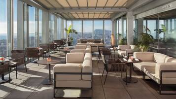 Serveert ontbijt, lunch, diner, Mediterrane gerechten