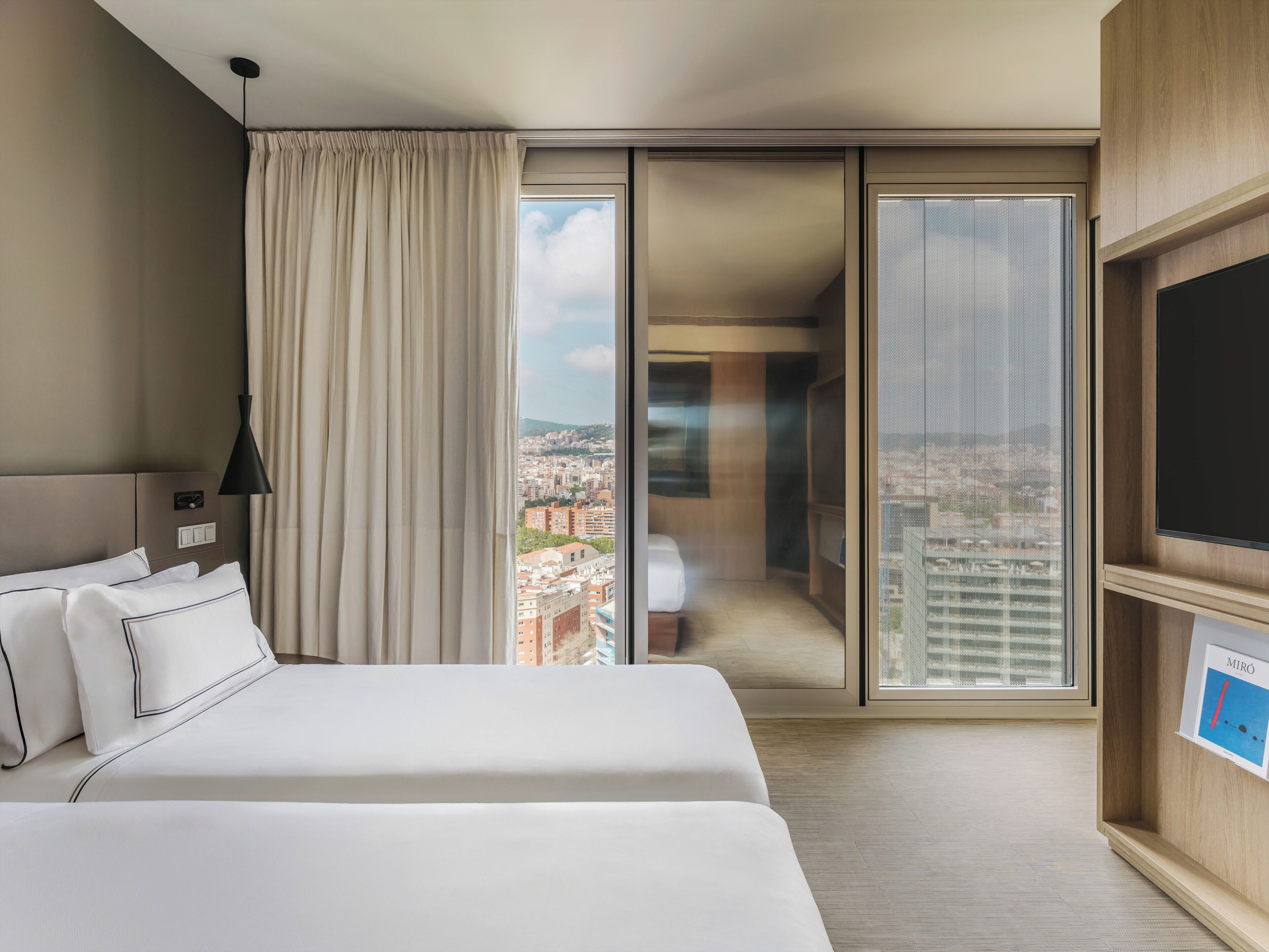 Ropa de cama de alta calidad, colchones con pillow-top y minibar 