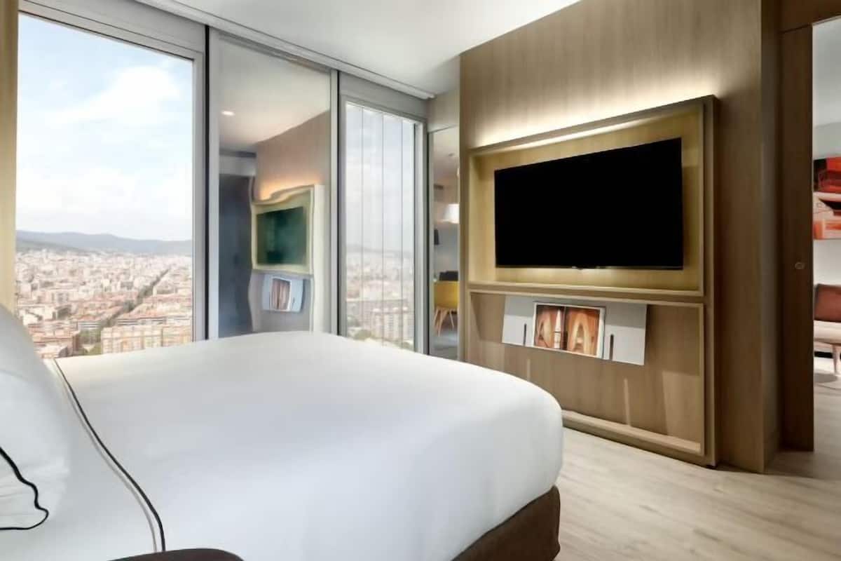1 bedroom, premium bedding, pillow-top beds, minibar