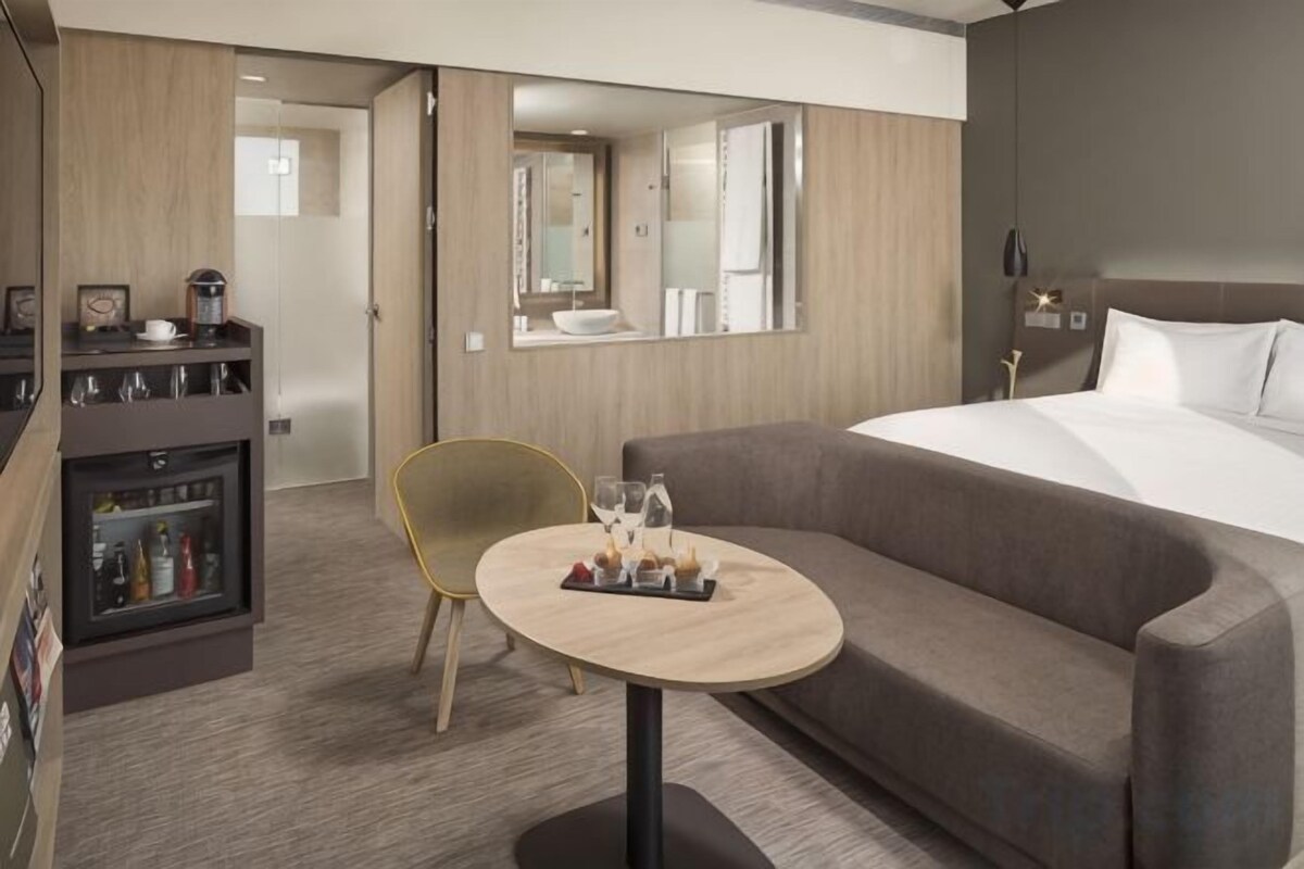 Premium bedding, pillowtop beds, minibar, in-room safe