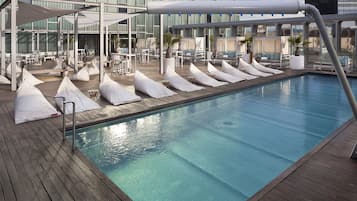 Een seizoensgebonden buitenzwembad, parasols voor strand/zwembad