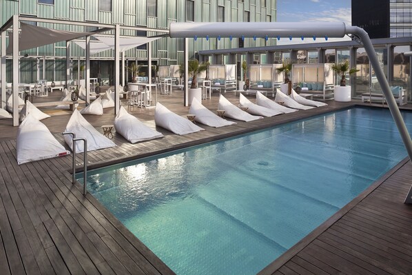Seasonal outdoor pool, open 9 AM to 8 PM, pool umbrellas, pool loungers - Melia Barcelona Sky (Barcelona)