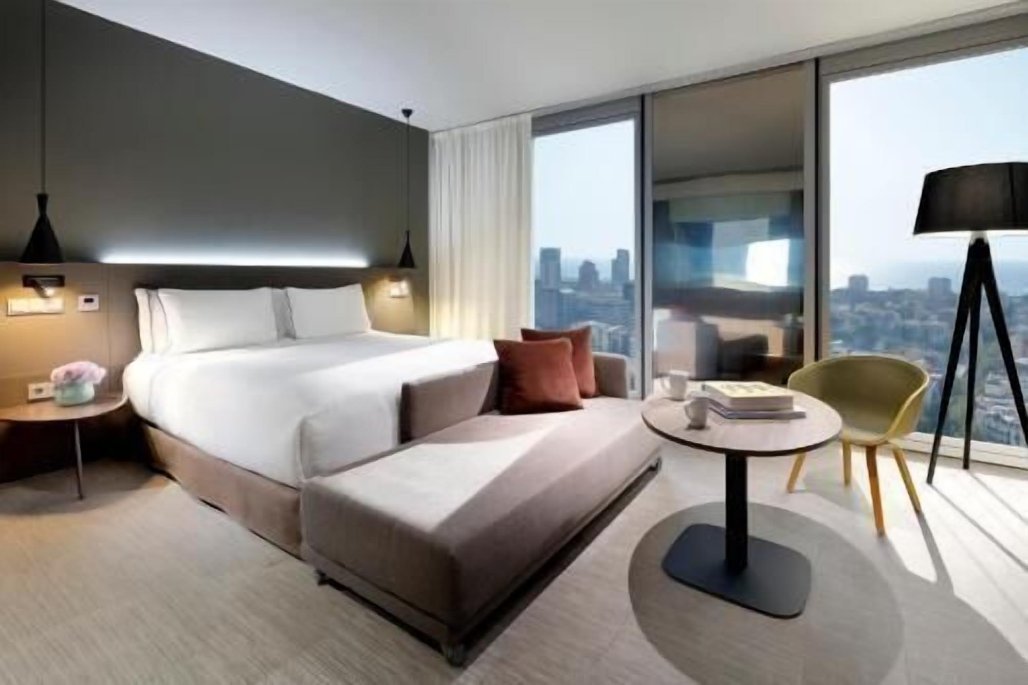 Ropa de cama de alta calidad, colchones con pillow-top y minibar 