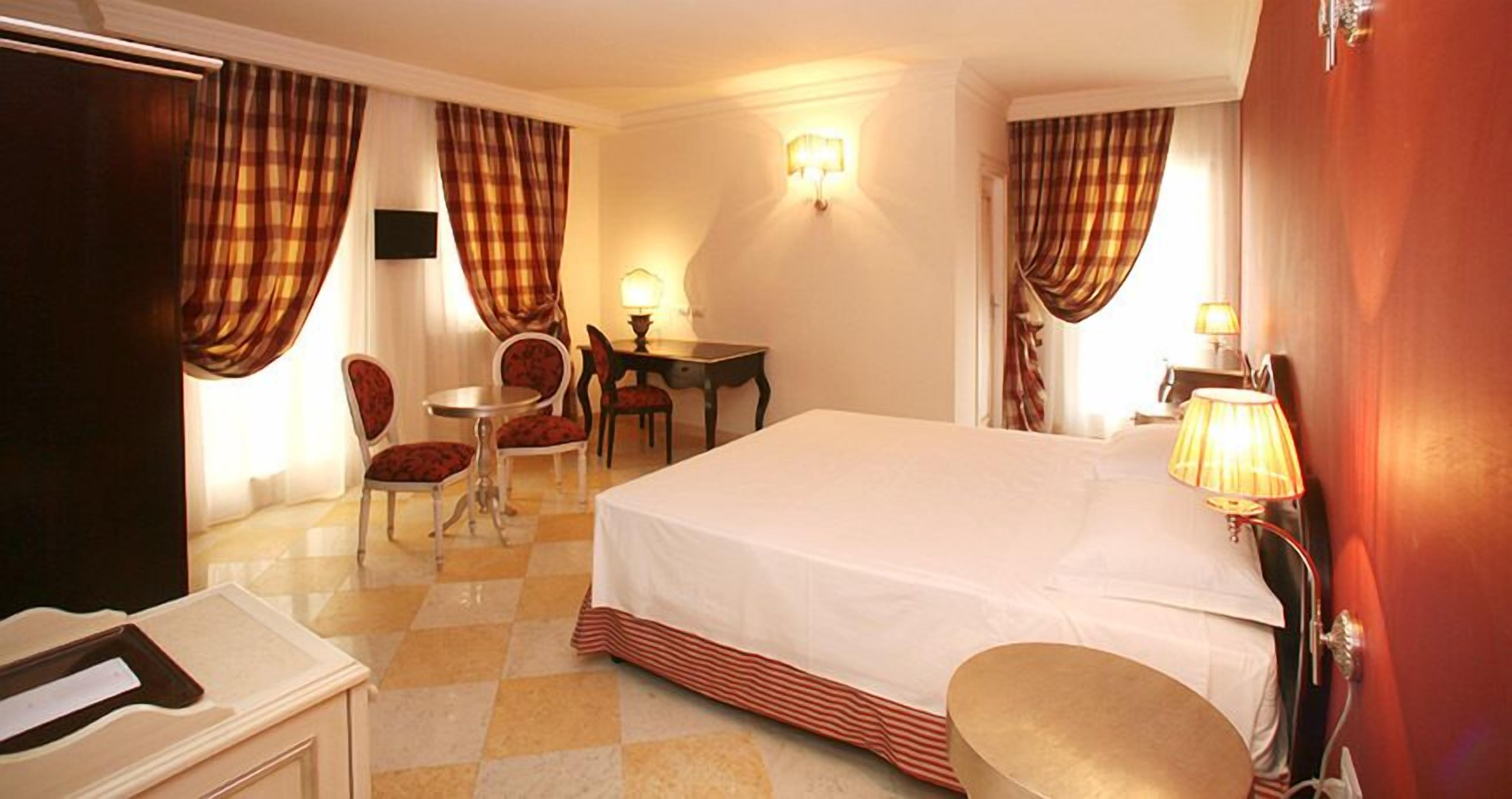 suite | minibar, in-room safe, desk, soundproofing