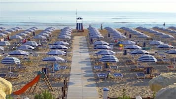 Una spiaggia nelle vicinanze