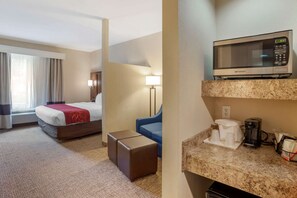 Suite, 1 cama King size y sofá cama, con acceso para personas discapacitadas, para no fumadores | Escritorio y espacio para trabajar con laptop