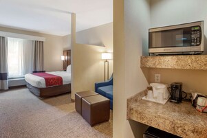 Suite, 1 cama de matrimonio grande con sofá cama, accesible para personas con discapacidad | Escritorio y espacio para trabajar con un portátil