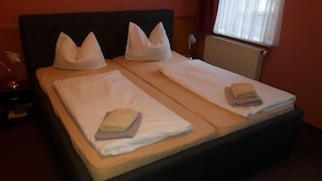 Standard Double Room | Individually decorated, desk, soundproofing, iron/ironing board - Hotel Plagwitzer Hof (Leipzig)