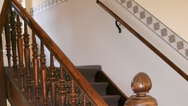 A wooden staircase with ornate balusters and a handrail. - Hotel Plagwitzer Hof (Leipzig)