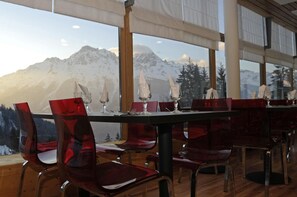 Dining - Les Cristaux (Oz)