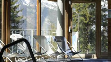 Piscine couverte, cabanons gratuits, chaises longues