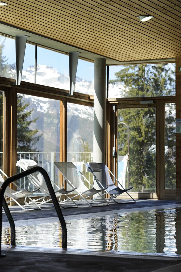 Indoor pool, free pool cabanas, pool loungers - Les Cristaux (Oz)