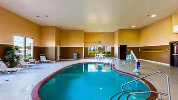 Alberca techada y camastros