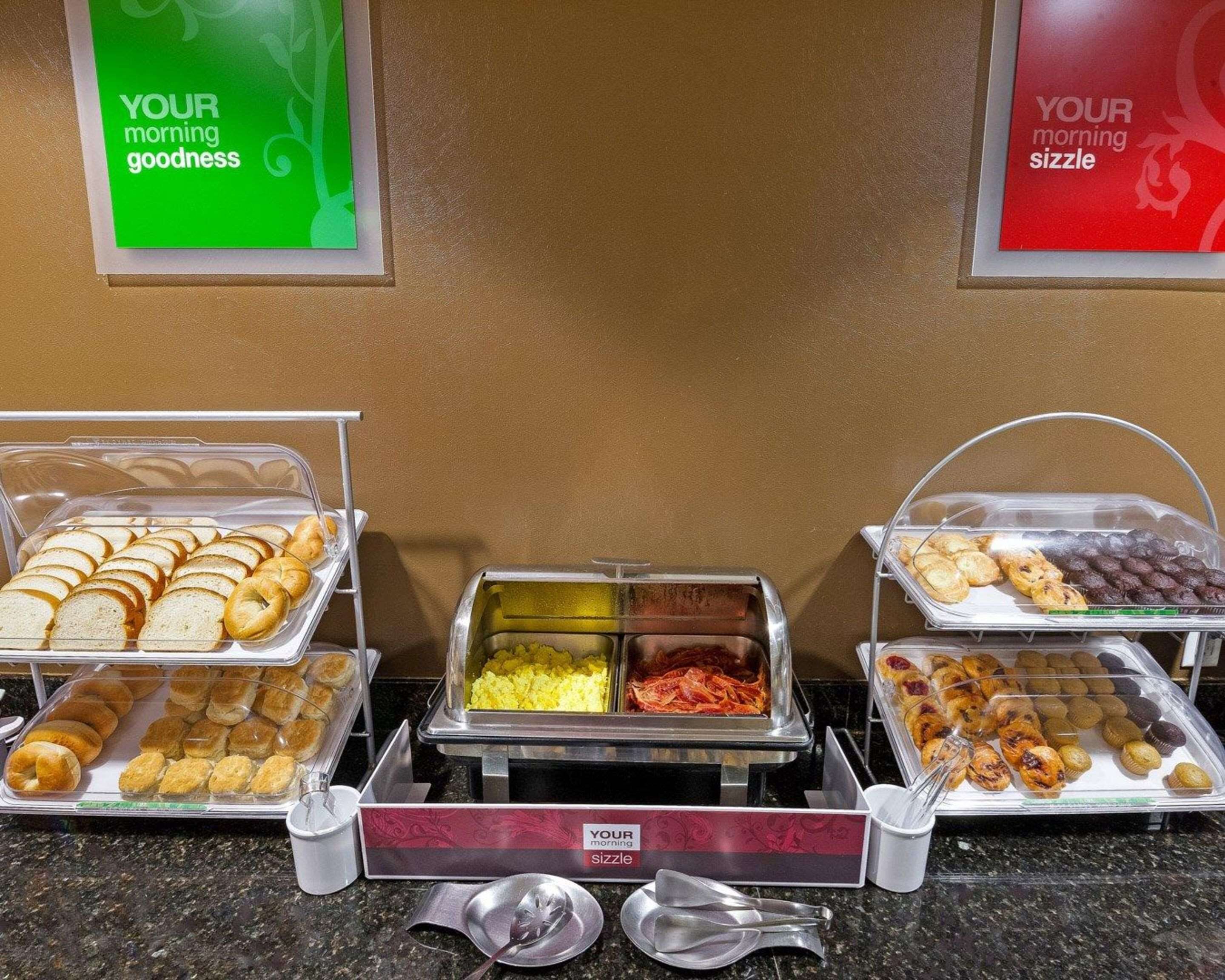 En buffé med ett varierat utbud av mat, inklusive bröd, bakverk och en station där maten tillagas och serveras direkt.