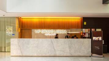 Ein Empfangsschalter mit einem Schild, auf dem ‚VIP Grand Lisboa Hotel & Spa‘ steht.