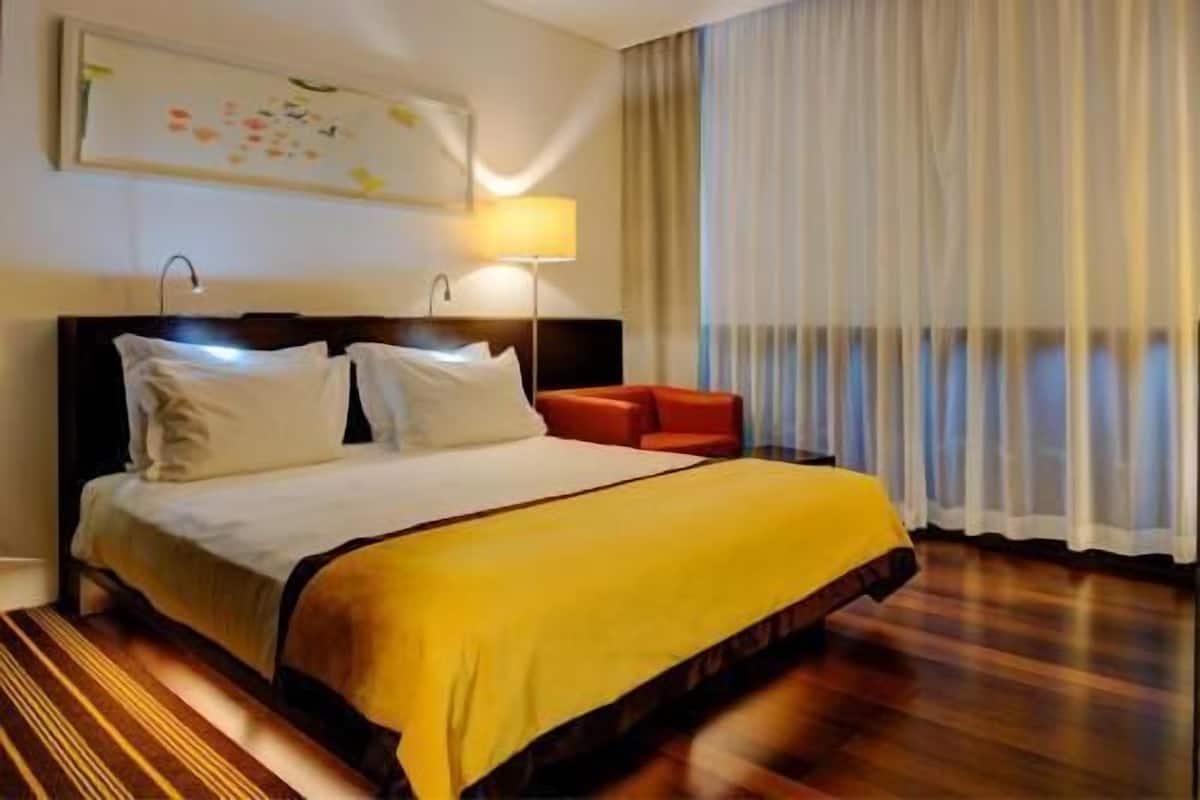 Minibar, värdeförvaringsskåp på rummet och skrivbord