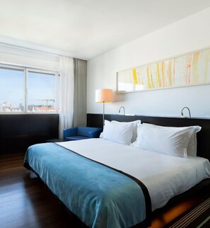 Minibar, in-room safe, desk, blackout drapes - VIP Grand Lisboa Hotel & Spa (Lisbon)