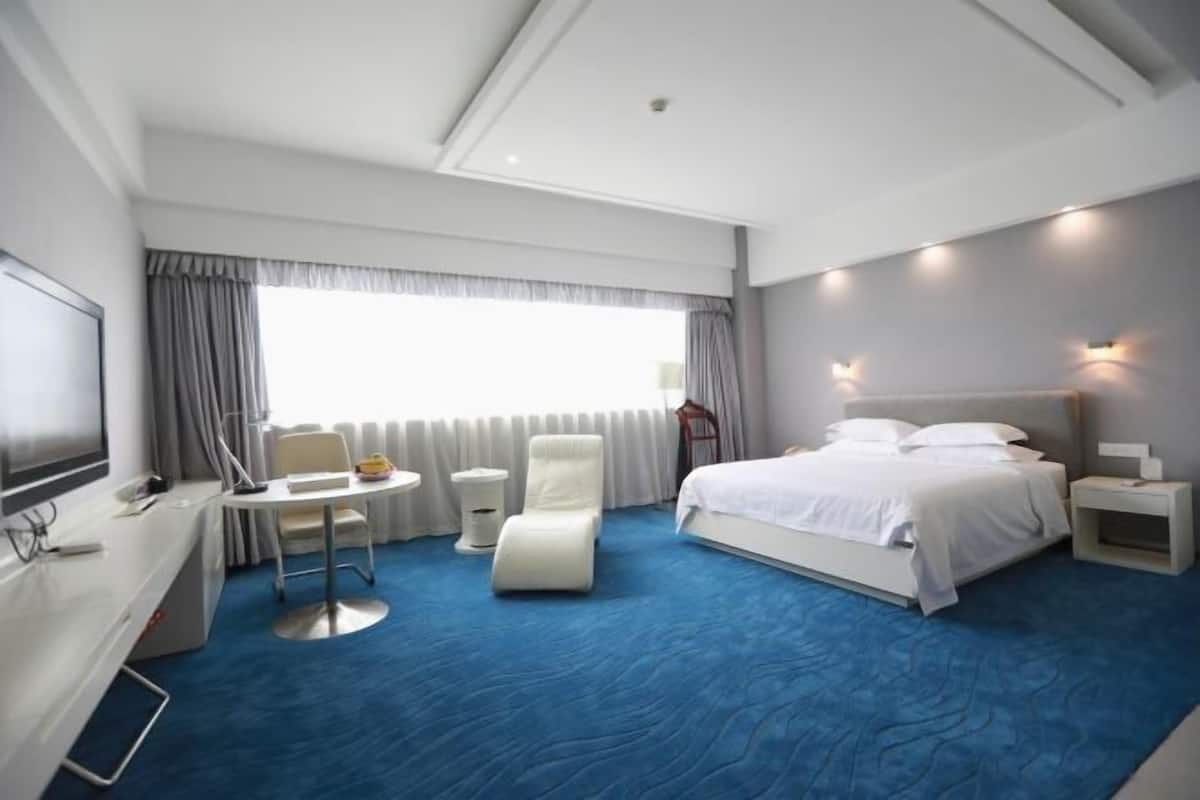 Minibar, in-room safe, desk, blackout curtains