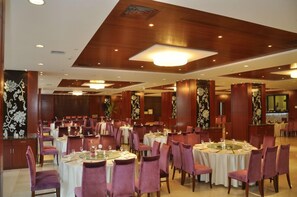 3 restaurantes; se sirven almuerzos