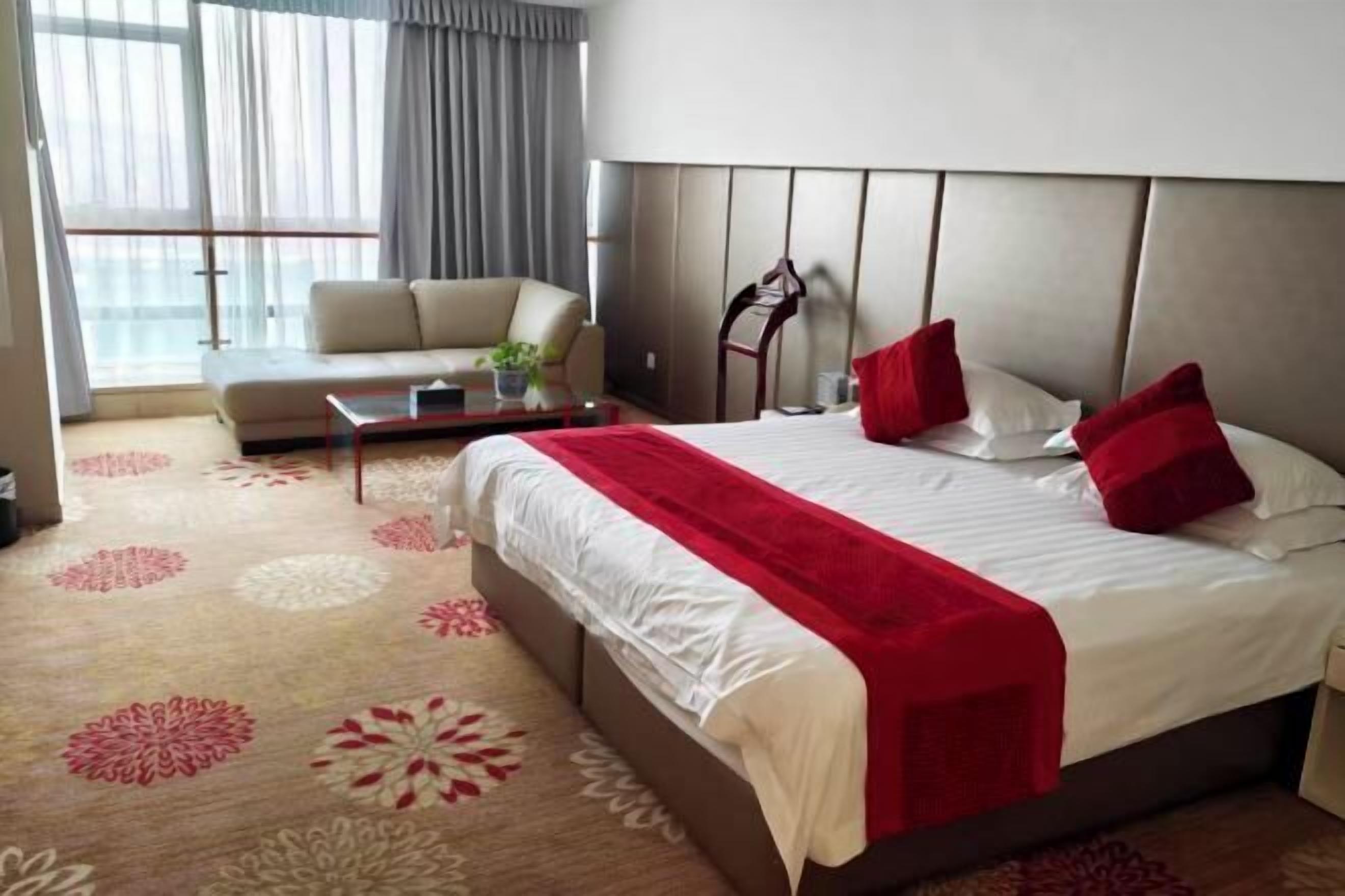 Minibar, caja fuerte, escritorio y cortinas opacas