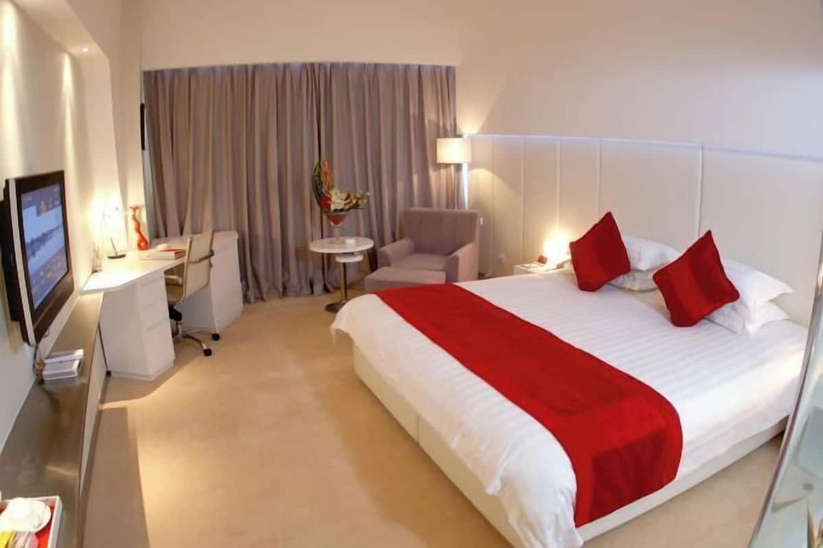 Minibar, in-room safe, desk, blackout curtains