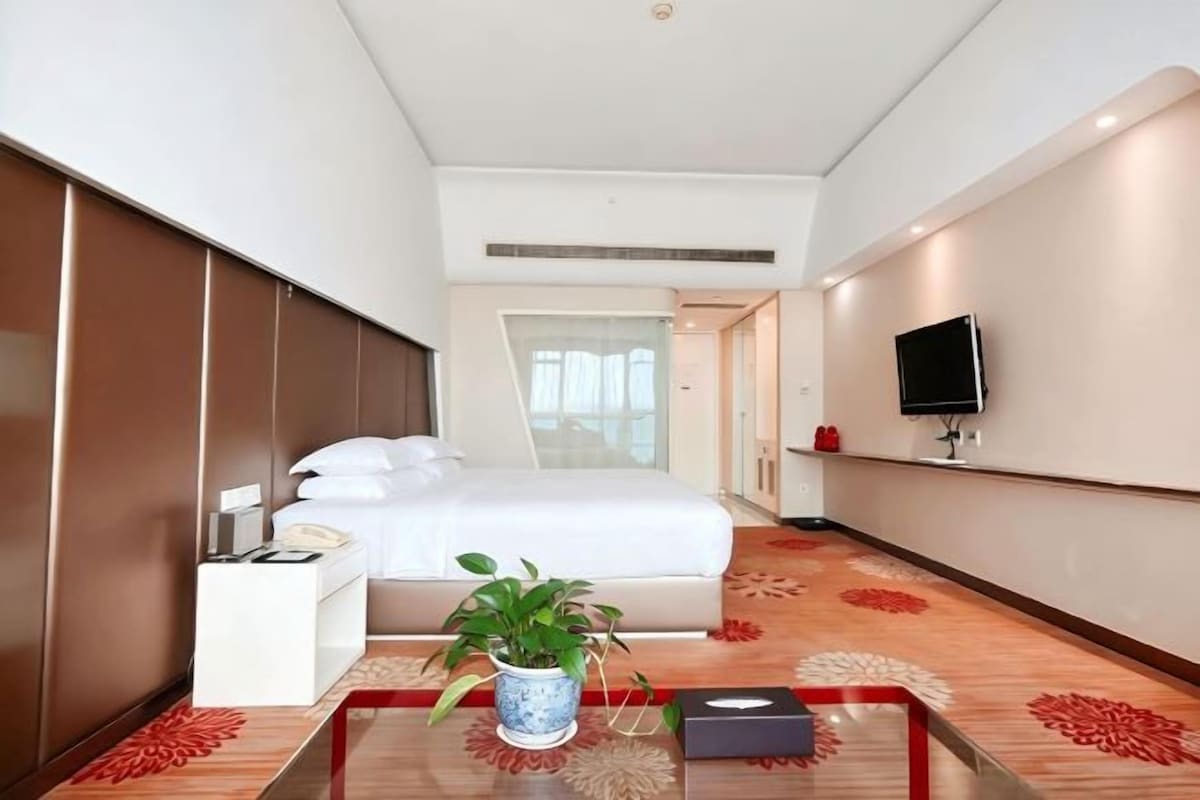 Minibar, in-room safe, desk, blackout curtains