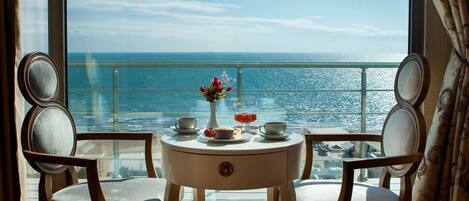 Suite, 1 très grand lit | Balcon