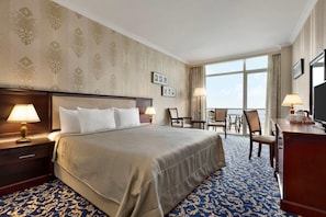 高档床上用品、迷你吧、客房内保险箱、办公桌