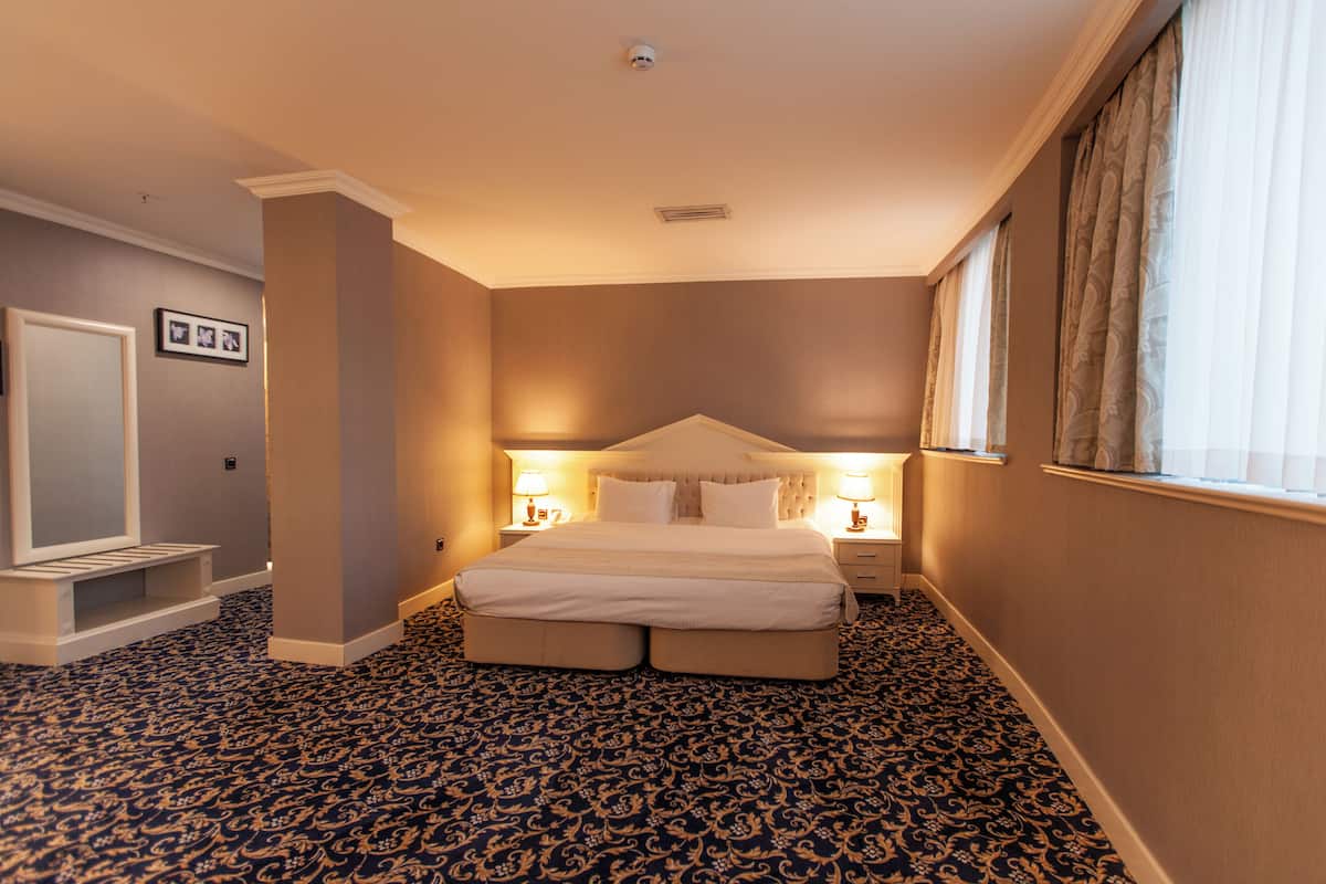 Suite, 1 queensize bed | Luxe beddengoed, een minibar, een kluis op de kamer, een bureau
