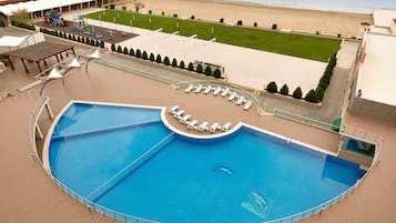 Indendørs pool, sæsonbestemt udendørs pool, parasoller, liggestole