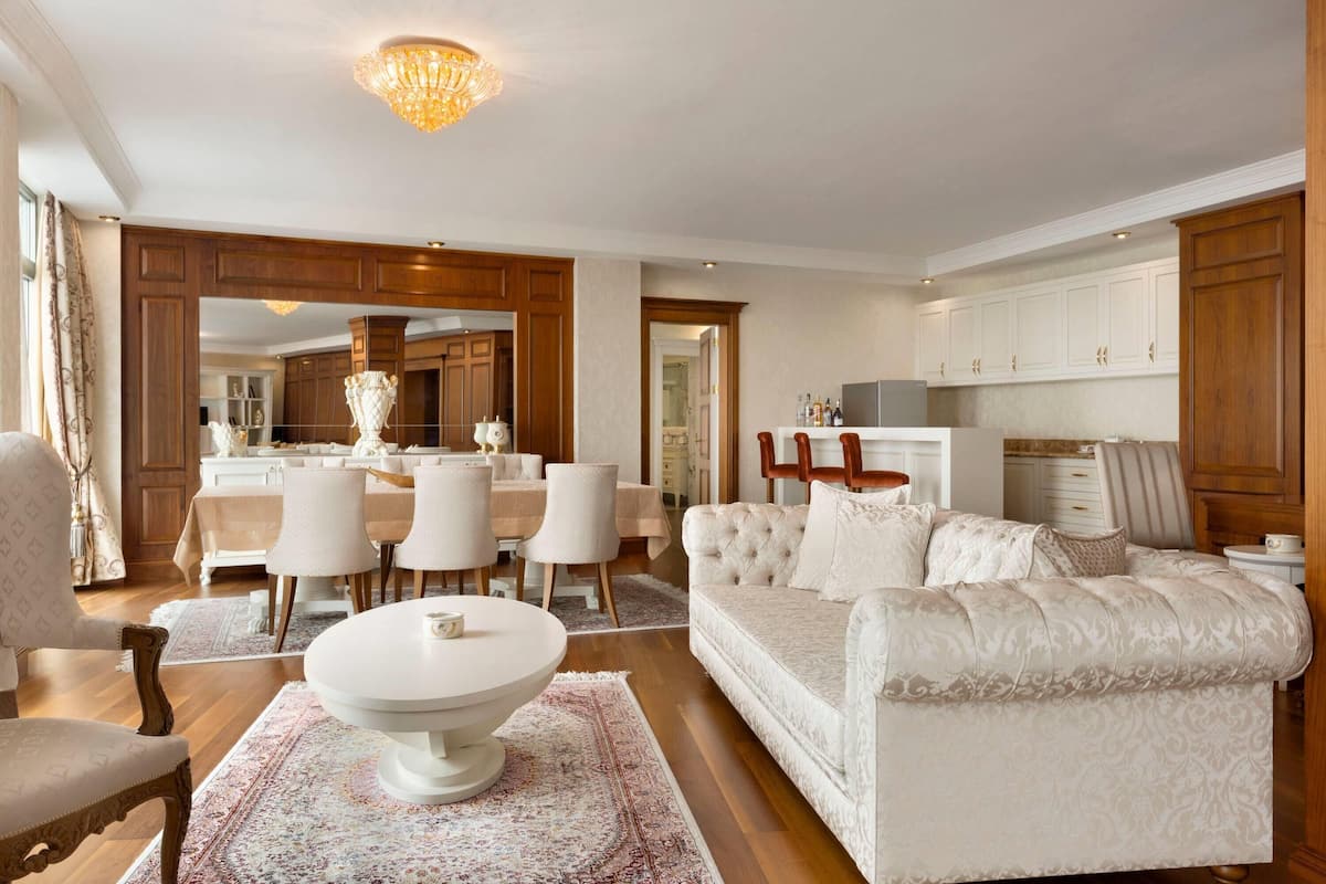 Suite, 1 queensize bed | Luxe beddengoed, een minibar, een kluis op de kamer, een bureau