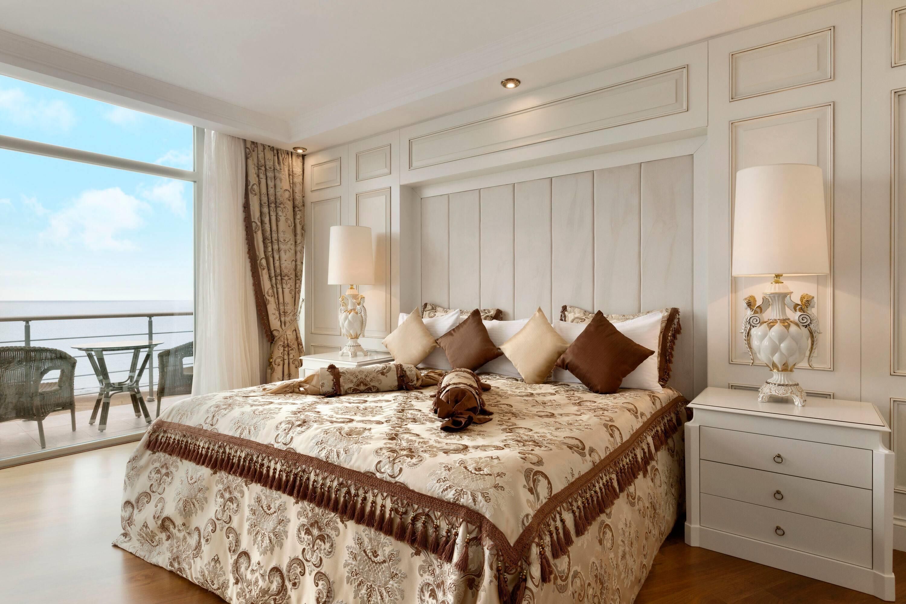 Suite, 1 queensize-seng | Sengetøy av topp kvalitet, minibar, safe på rommet og skrivebord