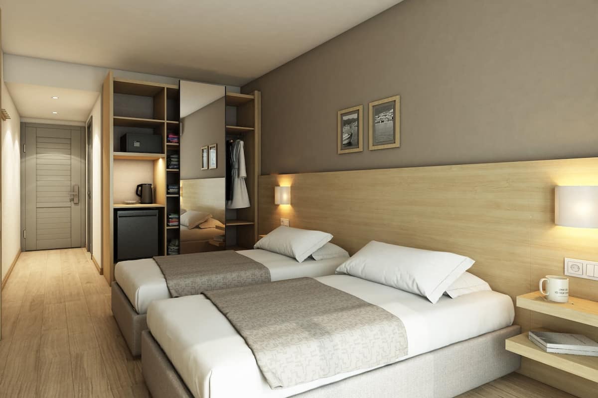 Minibar, coffres-forts dans les chambres, draps fournis