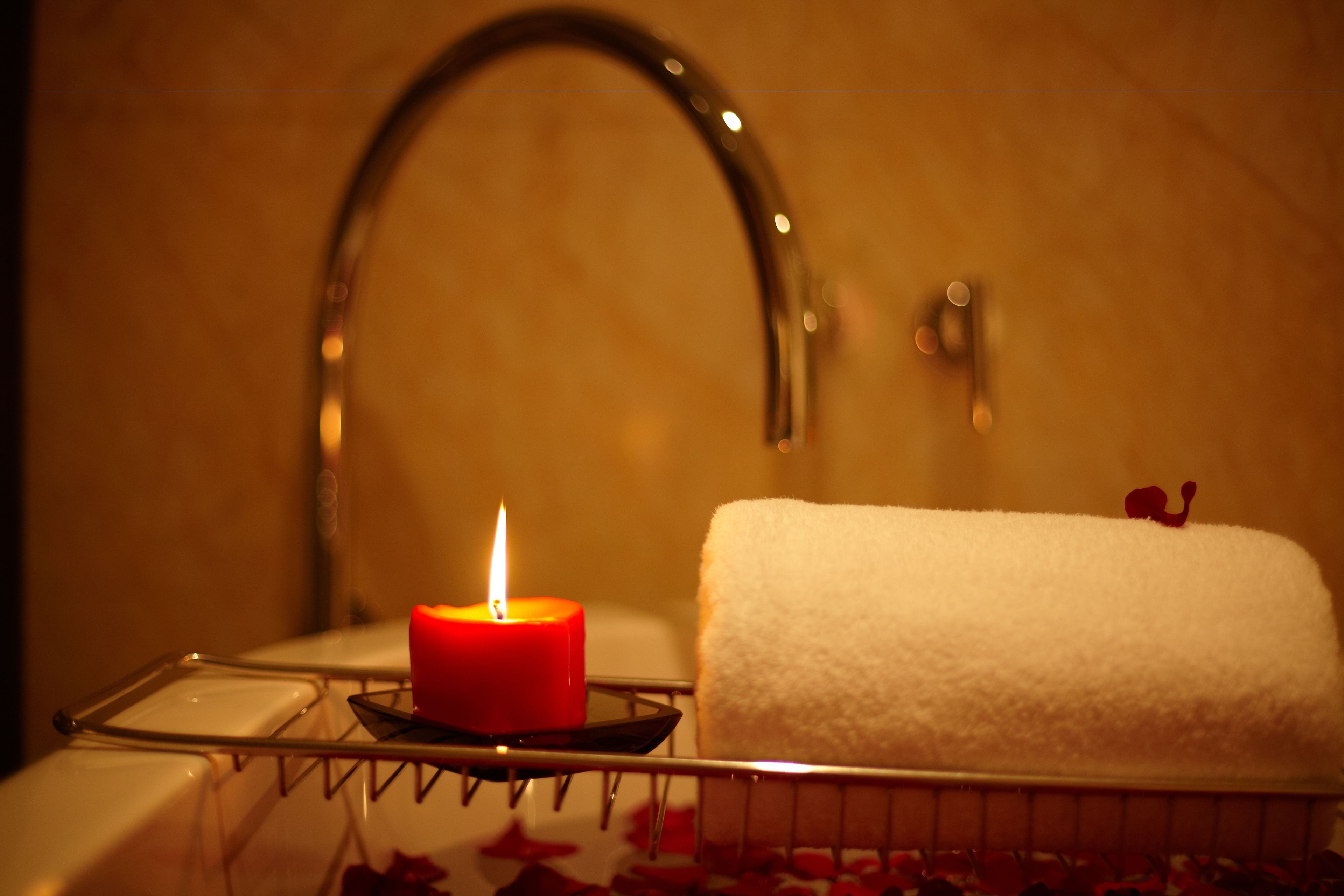 separate bathtub and shower, deep-soaking bathtub, rainfall showerhead