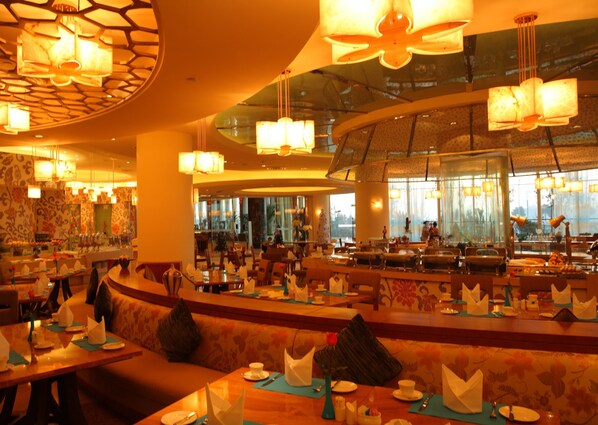4 restaurants, breakfast served