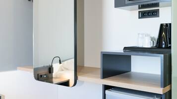 Una cocina moderna con electrodomésticos integrados, cafetera y refrigerador.