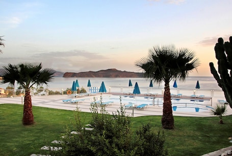 Outdoor pool, pool umbrellas, sun loungers